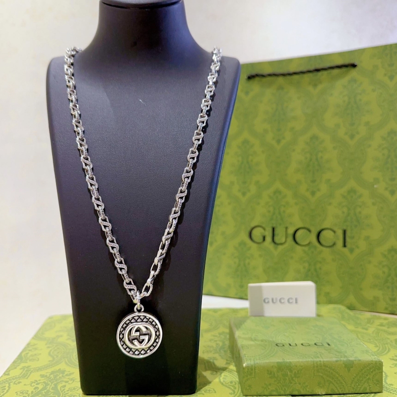 G*u*i necklaces